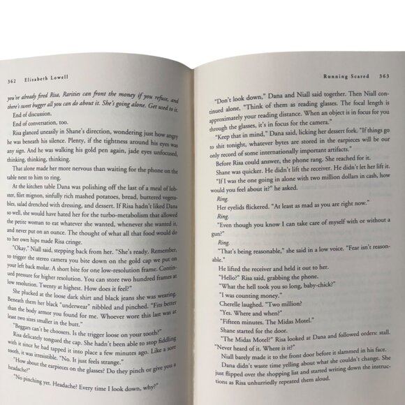 Running Scared Signed First Edition 2002 Elizabeth Lowell HC DJ Thriller Morrow - Picture 9 of 12